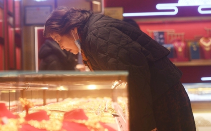 Tá hoả vì 31kg vàng biến mất, bà mẹ điều tra thì phát hiện sự thật đắng lòng: Nuôi ong tay áo!