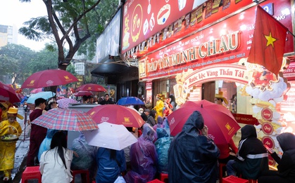 Ngày Vía Thần Tài: Khách đội mưa xếp hàng hơn 10 tiếng chờ mua vàng, xuất hiện thiết bị đặc biệt tại cửa hàng Trần Nhân Tông