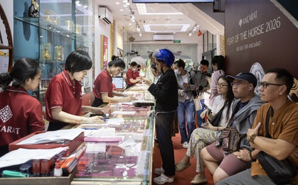 Sinh viên xếp hàng lấy tem phiếu mua vàng bạc ngày vía Thần Tài với thù lao 150.000 đồng/lượt