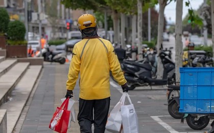 Sao kê tài khoản một shipper, phát hiện 3,6 tỷ đồng không phải lương thưởng chuyển vào liên tục trong 1 năm