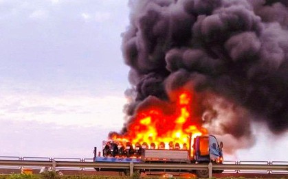 Ô tô tải chở xe máy ra Hà Nội bốc cháy trên cao tốc