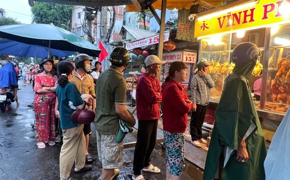 Rồng rắn đội mưa chờ mua heo quay cúng Thần tài