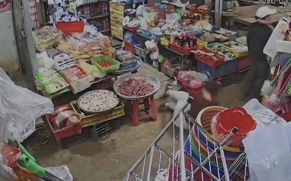 CLIP: Cô gái bất ngờ ngất xỉu sau khi tiếp xúc 2 người phụ nữ bịt mặt