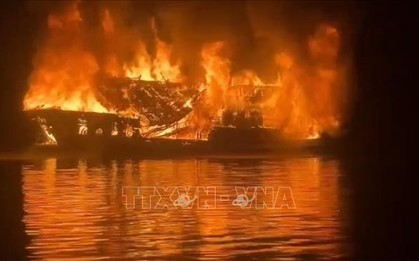 Cháy tàu du lịch trên vịnh Hạ Long