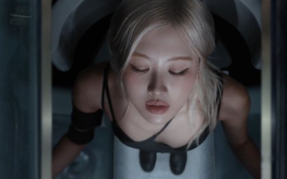 Rosé khoe ngực bạo nhất trong MV mới, vòng 1 khiêm tốn thì có sao!