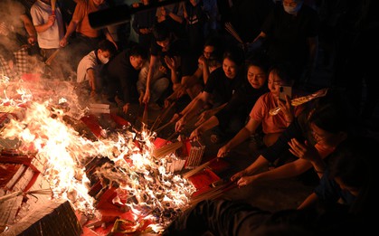 Hà Nội: Cả trăm người lao vào "xin lửa" mang về nhà trong đêm khuya