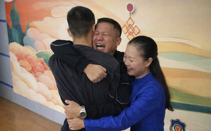 Tìm thấy con trai bị bắt cóc sau 24 năm, người cha để con về với bố mẹ nuôi và từ đó họ không còn liên lạc nữa