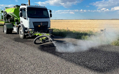 Phát hiện đội xe tải lạ nặng 15 tấn, dùng công nghệ cao vá ổ gà chỉ trong 2 phút, nhanh gấp 7 lần bình thường