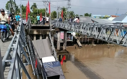 Sập cầu ở Cần Thơ, xe chở gạo rơi xuống sông