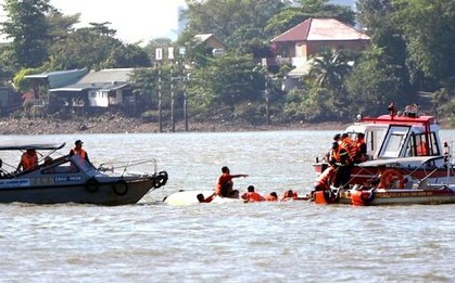 Lật thuyền đua trên sông Đồng Nai, 12 vận động viên rơi xuống sông: Giây phút khiến khán giả đứng tim