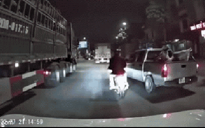 Ô tô chèn ép làm xe máy chở trẻ em ngã ra đường, sát gầm xe tải: Công an vào cuộc