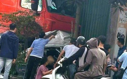 Xe đầu kéo va chạm ô tô con rồi lao lên vỉa hè tông chết người ngồi bên đường