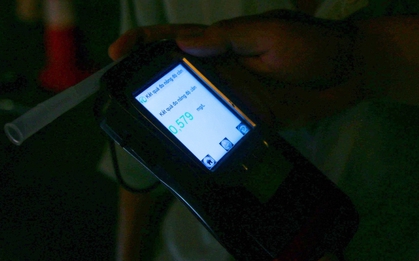 Uống 5 chén rượu, bao lâu thì hết cồn?