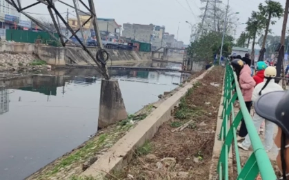 Hà Nội: Phát hiện thi thể người nổi trên sông Tô Lịch