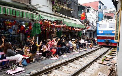Cà phê đường tàu Khâm Thiên: Kiểm tra buổi sáng, buổi chiều khách đã ngồi kín, háo hức chờ nhặt nắp chai cán bẹp