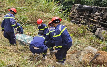 Xe tải lao xuống vực đèo Bảo Lộc, tài xế tử vong trong cabin