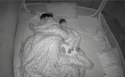 Con trai 11 tuổi ngủ với mẹ, camera ghi lại khoảnh khắc bất thường