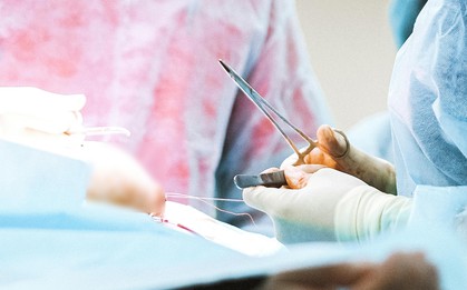 Ung thư có nên phẫu thuật không? Chuyên gia đính chính sai lầm về dao kéo