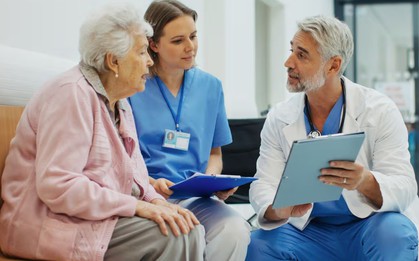 Bác sĩ hỏi bệnh nhân 103 tuổi bí quyết sống thọ, câu trả lời khiến ai cũng bất ngờ