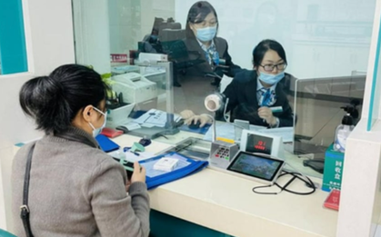 Người phụ nữ rút gần 9 tỷ đồng tiền tiết kiệm để làm đám cưới cho cháu trai, nhân viên ngân hàng bí mật báo cảnh sát: "Cháu bà khẳng định chưa có bạn gái"