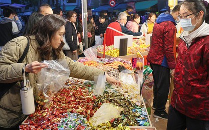 Đi chợ Tết tưởng dễ mà khó: 6 "cạm bẫy mua sắm" quen mặt khiến nhiều gia đình mất tiền oan trước Tết Nguyên đán