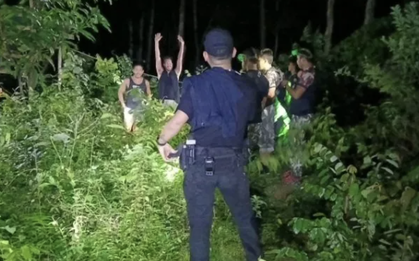 2 du khách được lực lượng cứu hộ giải cứu sau khi đi lạc trong rừng giữa trời mưa lớn