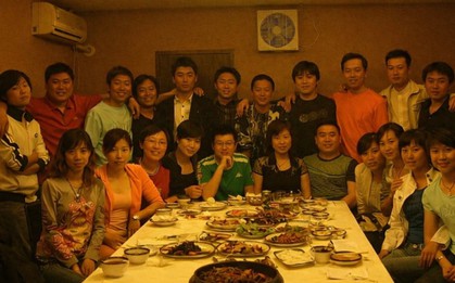 Đi họp lớp sau 15 năm, đến nơi mới biết mình là người duy nhất chưa kết hôn: Tôi bỏ về sau khi nghe bạn bè nói 3 câu