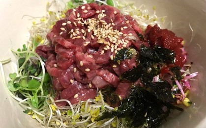 Ngày càng nhiều chị em còn trẻ đã mắc ung thư cổ tử cung, bác sĩ khuyên: 4 món này ngon đấy nhưng ăn ít lại!