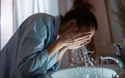 Người thường xuyên rửa mặt bằng nước lạnh buổi sáng, sau 3 tháng cơ thể âm thầm xuất hiện 6 thay đổi