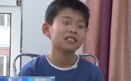 Cậu bé nhặt được túi tiền hơn 900 triệu đồng nhưng người đánh rơi nói "Tôi chỉ làm mất hơn 70 triệu", sự thật được hé lộ quá bất ngờ!