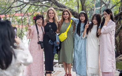 Thiếu nữ Hà Nội diện áo dài, chụp ảnh bên hồ Gươm dịp cuối năm