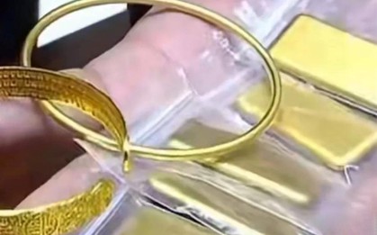 Phát hiện số vàng trị giá gần 400 triệu đồng bị vứt ở bãi rác