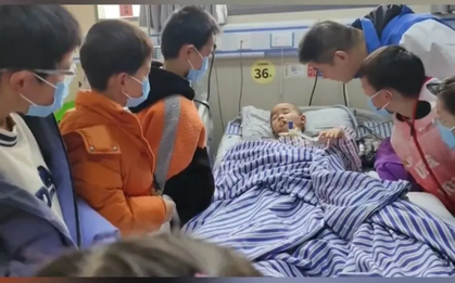 Cậu bé 8 tuổi tỉnh lại sau 55 ngày hôn mê nhờ tiếng gọi của bạn học