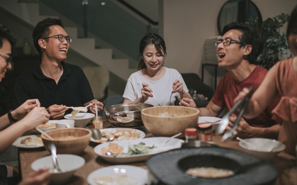 Đi tiệc cuối năm, tụ họp gia đình, thường xuyên làm 3 việc sau là biểu hiện của người EQ thấp