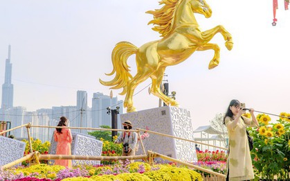 VIDEO: Những điểm "check-in" linh vật ngựa tại trung tâm TPHCM dịp Tết Bính Ngọ