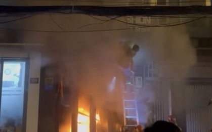 Vợ chồng và 2 bé gái mắc kẹt trong vụ cháy nhà giữa đêm ở TP.HCM