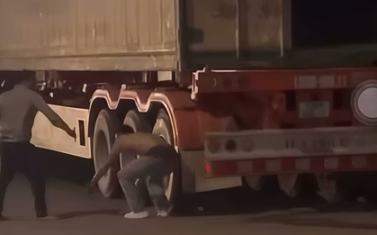 Người đàn ông bị đánh gục ở khu vực Cửa khẩu quốc tế Cha Lo