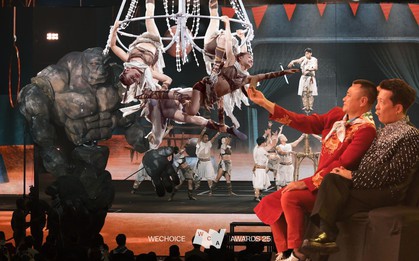 NSND Tự Long quên hình tượng, tân binh hot nhất Vbiz "há hốc" khi Đoàn xiếc Bầu Trời Xanh mang cả Hỏa Thần, Thủy Thần lên sân khấu WeChoice Awards 2025