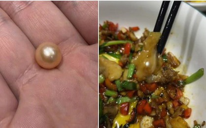 Đang dùng bữa trưa, người đàn ông nhìn thấy thứ bất ngờ