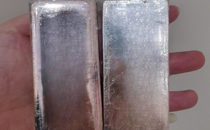 Phát hiện thỏi bạc 15kg trị giá 1,4 tỷ đồng trong gói hàng ship, công an sử dụng nhiều biện pháp nghiệp vụ vào cuộc