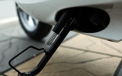 Người dân lưu ý: Không gạt chân chống xe máy có thể bị phạt đến 14 triệu đồng theo Nghị định 168