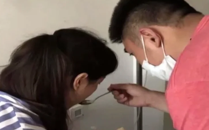 Cô gái 23 tuổi suy thận giai đoạn cuối kết hôn cùng bạn trai cùng phòng bệnh, tái khám kết quả gây bất ngờ