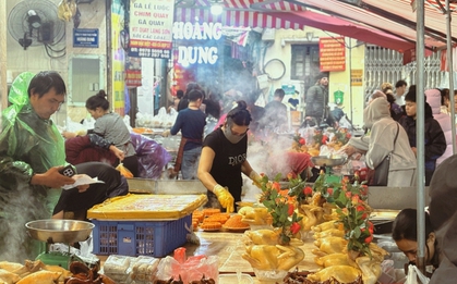 Ngày 22 tháng Chạp: Chợ Hàng Bè đông không lối thoát bất chấp mưa rét, "điểm nóng" vẫn là khu hàng gà luộc!