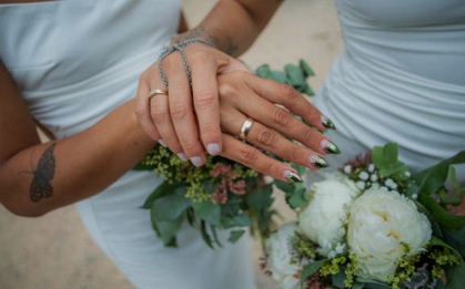 Hai người vợ của cùng một người đàn ông kết hôn với nhau sau khi chồng qua đời