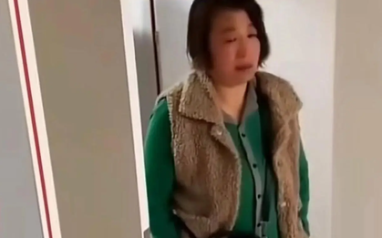 Hình ảnh đối lập đến chua xót ngoài phòng sinh: Mẹ chồng cười đợi cháu trai còn mẹ ruột lặng lẽ lau nước mắt