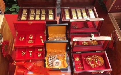 Lén lấy 2 cây vàng của vợ đi bán, người chồng gặp kết cục không ngờ: 1 câu nói của vợ khiến anh phải khóc!