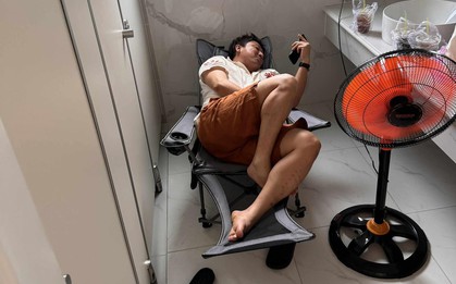 Đại gia nghìn tỷ của Việt Nam nằm nghỉ trong nhà vệ sinh, lướt điện thoại gây chú ý