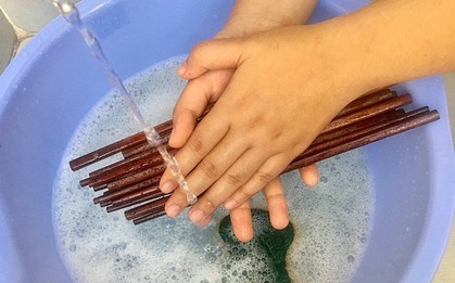 Đũa rửa không sạch bẩn gấp 8 lần bồn cầu! Chuyên gia nhắc: Phải làm 5 việc, đừng cọ cả nắm vào nhau!
