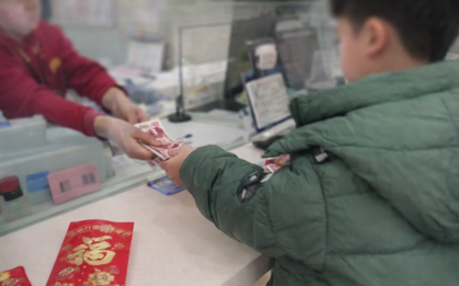 Con trai 10 tuổi kiện cha vì lấy 80.000 tệ tiền lì xì đi cưới vợ mới, bất ngờ với phán quyết của tòa án