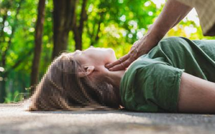 Người phụ nữ 50 tuổi tử vong sau ăn trưa, bác sĩ cảnh báo 3 thói quen là "sát thủ thầm lặng"